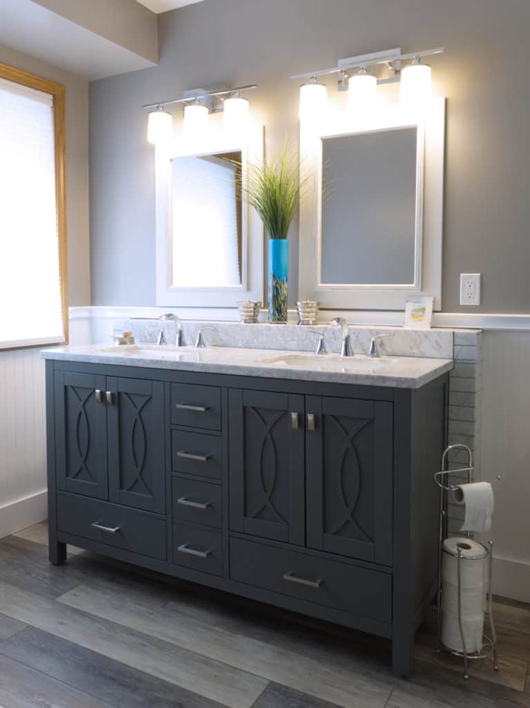 beige bungalow master bathroom